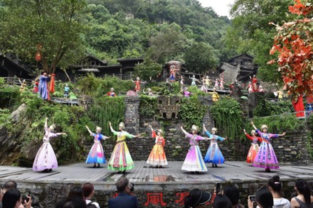 (6N5Đ) Hà Nội - Nghi Xương - Tam Hiệp - Phượng Hoàng Cổ Trấn - Trương Gia Giới - Ảnh 2